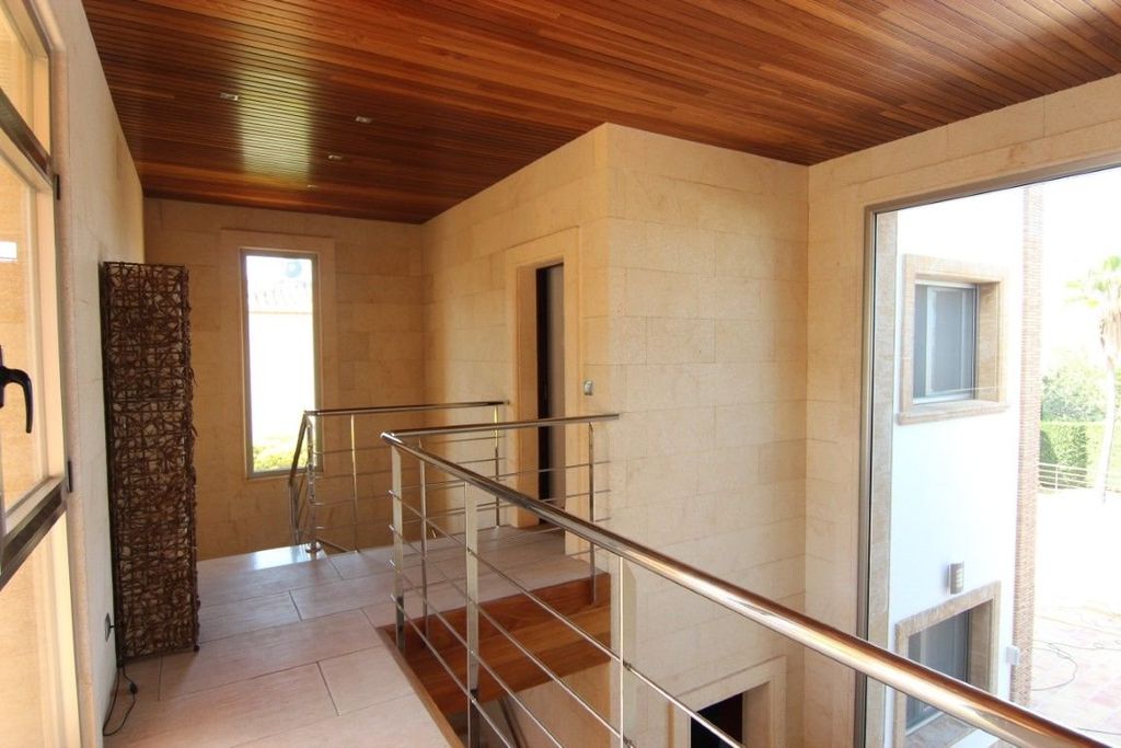 Villa à vendre à Jávea, située dans un endroit calme et privé proche de la mer.