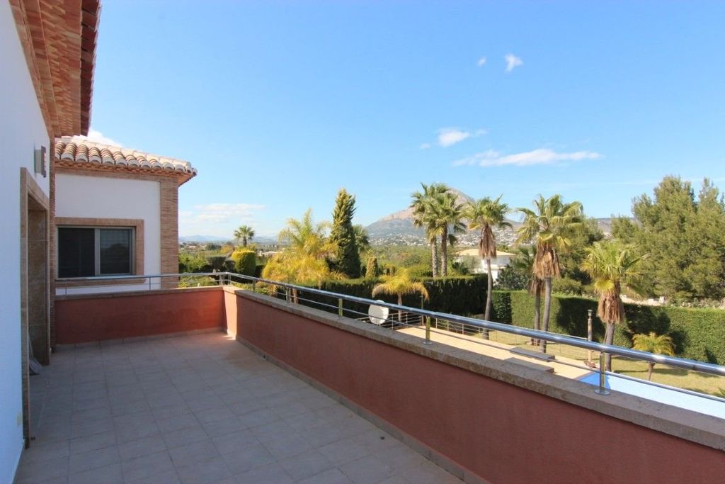 Villa à vendre à Jávea, située dans un endroit calme et privé proche de la mer.