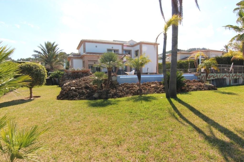 Villa à vendre à Jávea, située dans un endroit calme et privé proche de la mer.