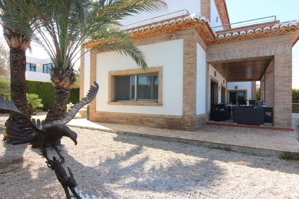 Villa à vendre à Jávea, située dans un endroit calme et privé proche de la mer.