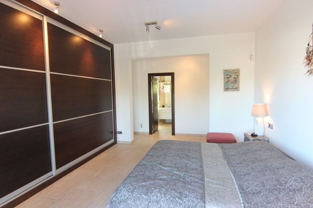 Villa à vendre à Jávea, située dans un endroit calme et privé proche de la mer.