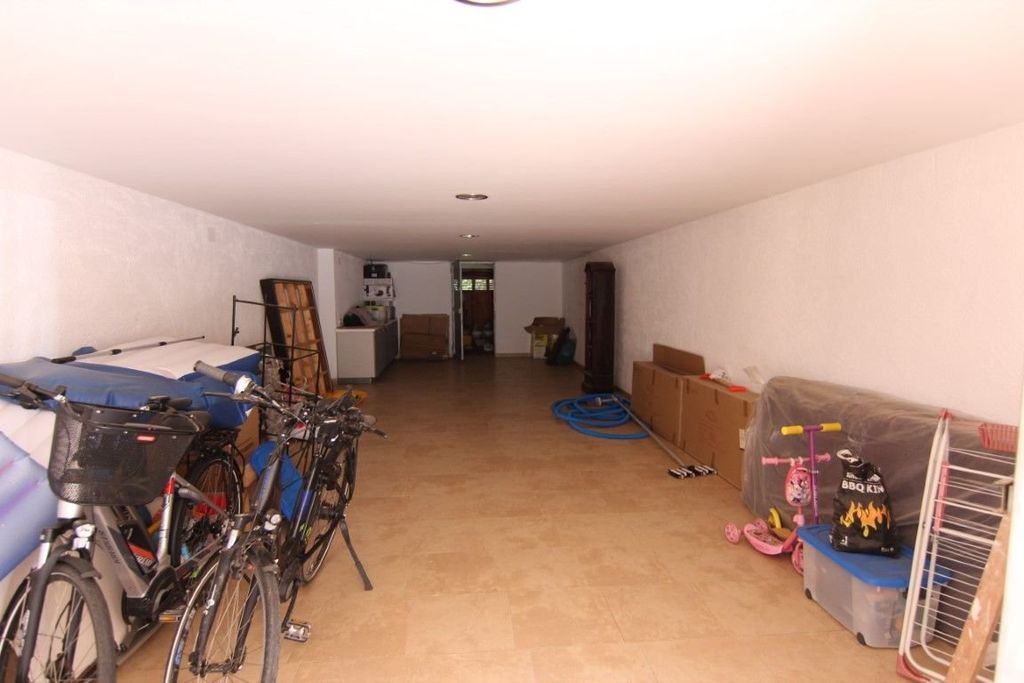 Villa à vendre à Jávea, située dans un endroit calme et privé proche de la mer.