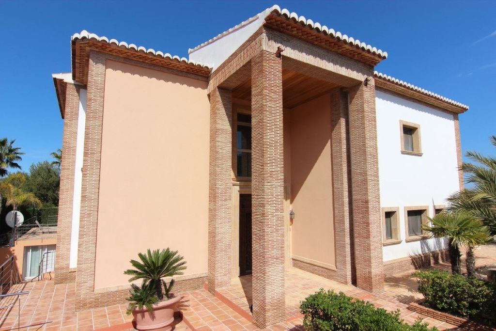 Villa à vendre à Jávea, située dans un endroit calme et privé proche de la mer.
