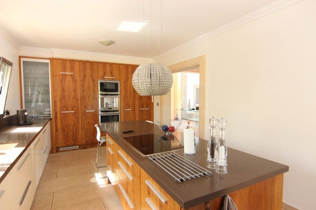 Villa à vendre à Jávea, située dans un endroit calme et privé proche de la mer.