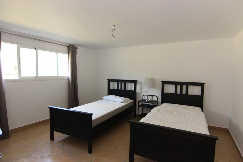 Villa à vendre à Jávea, située dans un endroit calme et privé proche de la mer.