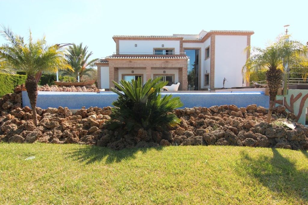 CP1214 - Villa à vendre à Jávea, située dans un endroit calme et privé proche de la mer.