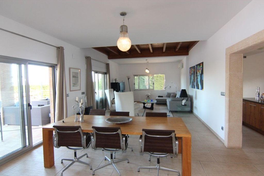 Villa à vendre à Jávea, située dans un endroit calme et privé proche de la mer.