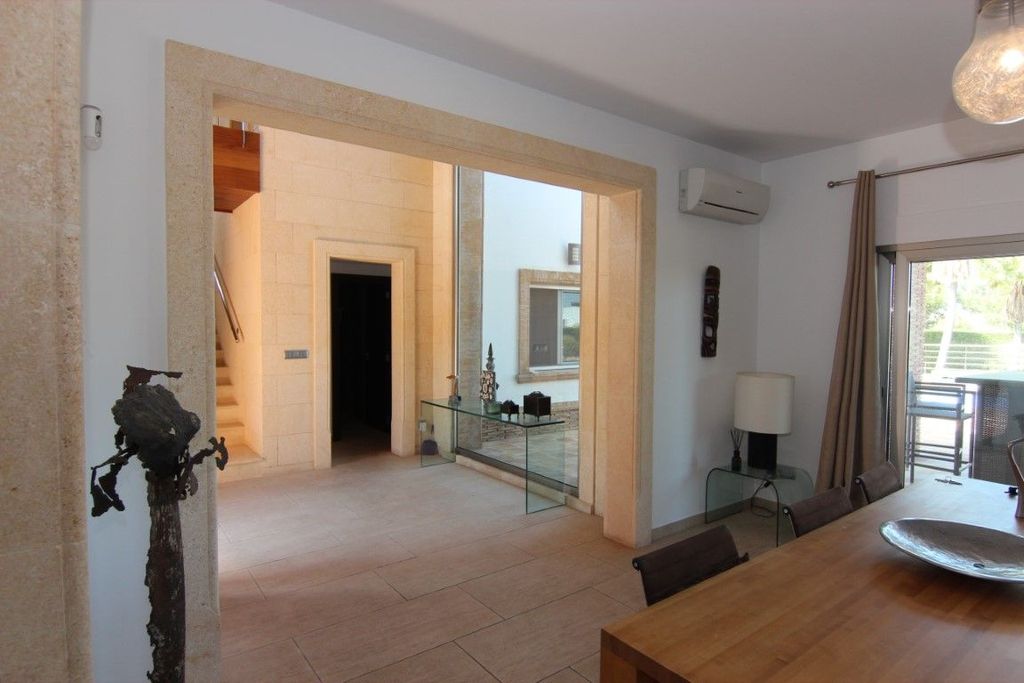 Villa à vendre à Jávea, située dans un endroit calme et privé proche de la mer.