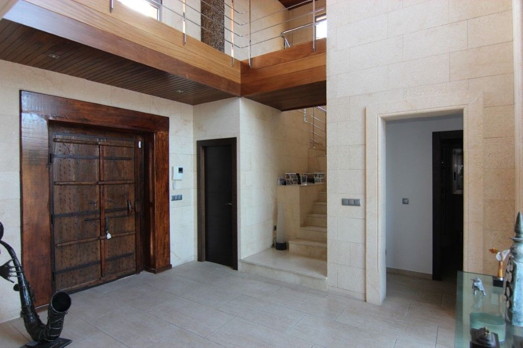 Villa à vendre à Jávea, située dans un endroit calme et privé proche de la mer.