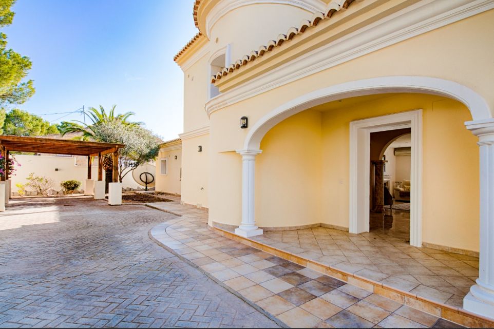 Grande et Élégante Villa avec Vue sur Mer à Vendre à Moraira