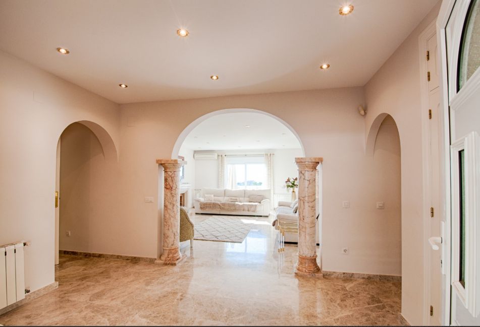 Grande et Élégante Villa avec Vue sur Mer à Vendre à Moraira