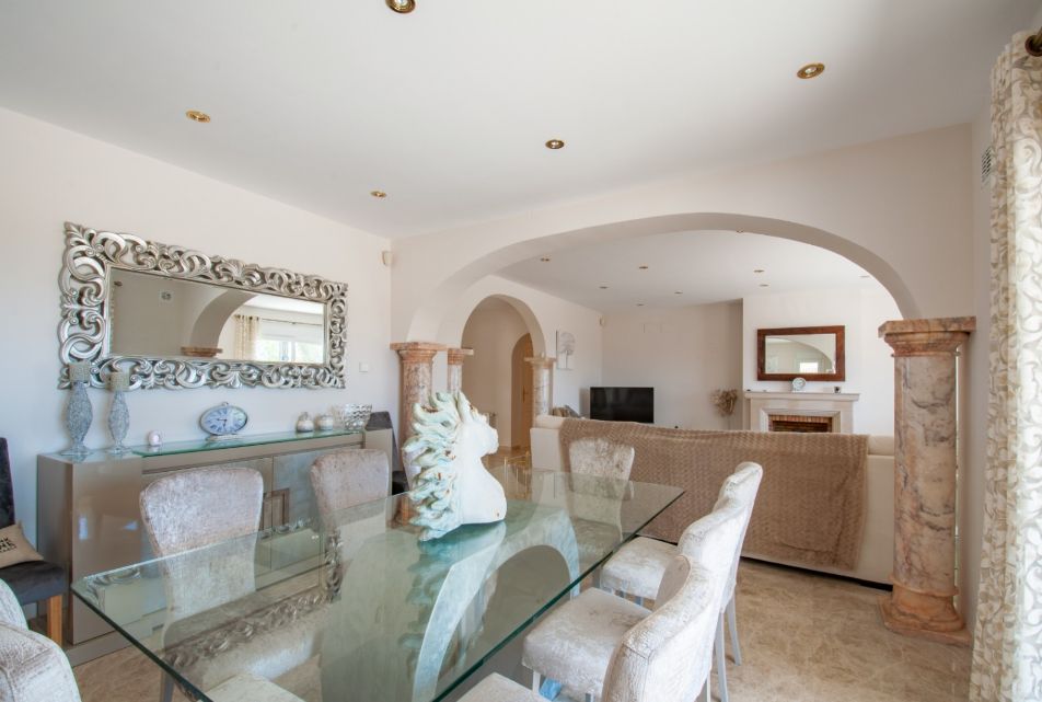 Grande et Élégante Villa avec Vue sur Mer à Vendre à Moraira