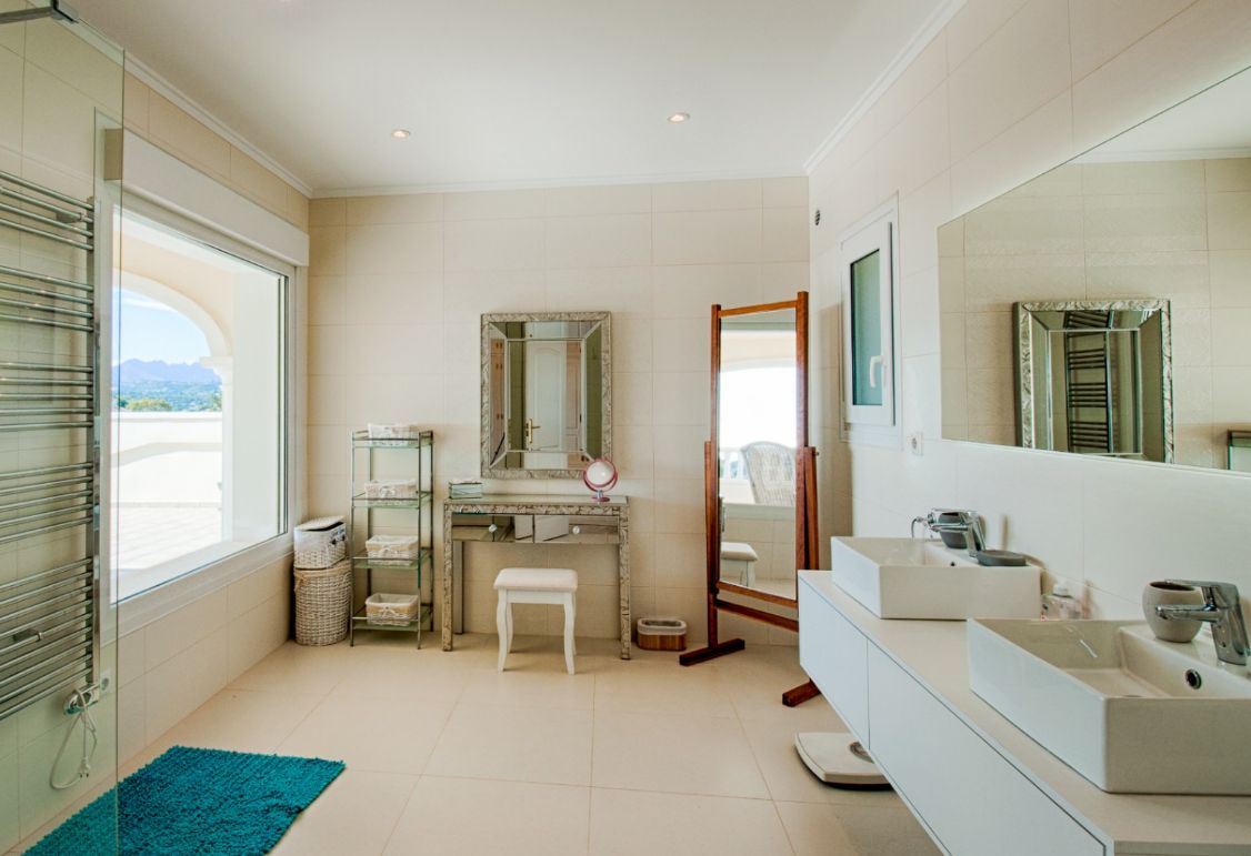 Grande et Élégante Villa avec Vue sur Mer à Vendre à Moraira
