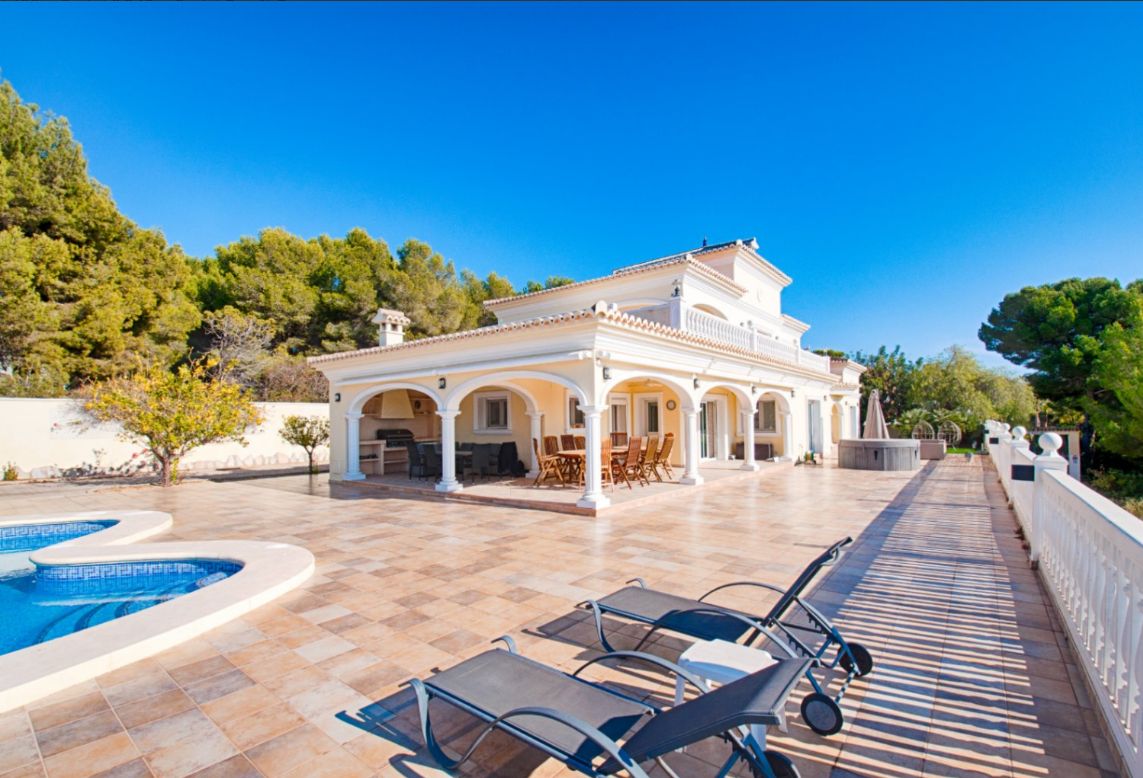 Grande et Élégante Villa avec Vue sur Mer à Vendre à Moraira