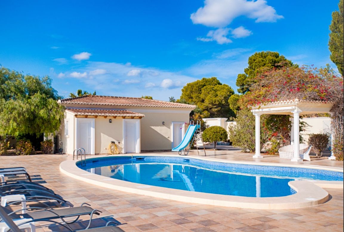 Grande et Élégante Villa avec Vue sur Mer à Vendre à Moraira