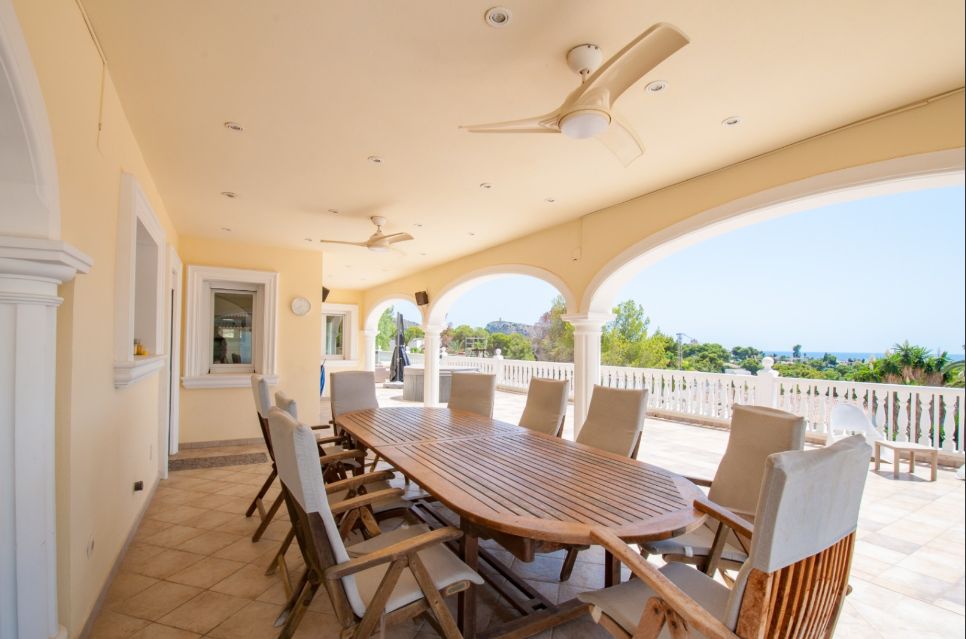 Grande et Élégante Villa avec Vue sur Mer à Vendre à Moraira