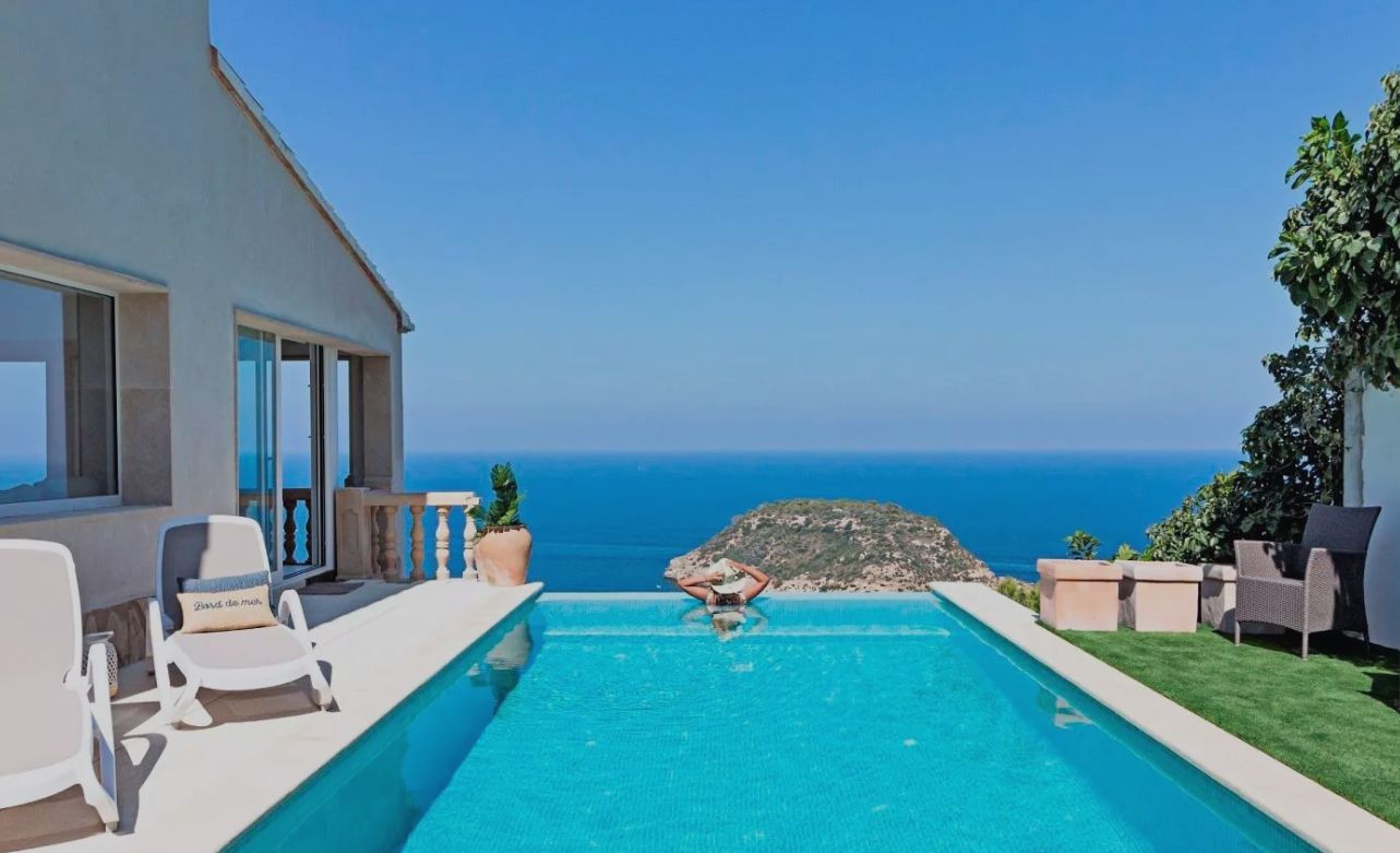 Villa méditerranéenne de luxe avec vue frontale sur la mer et l'île du Portichol à Jávea.