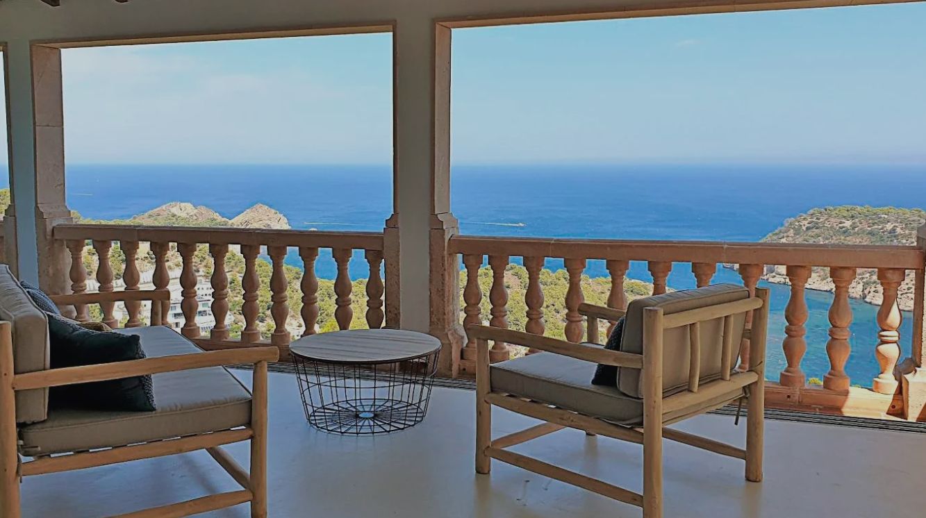 Villa méditerranéenne de luxe avec vue frontale sur la mer et l'île du Portichol à Jávea.