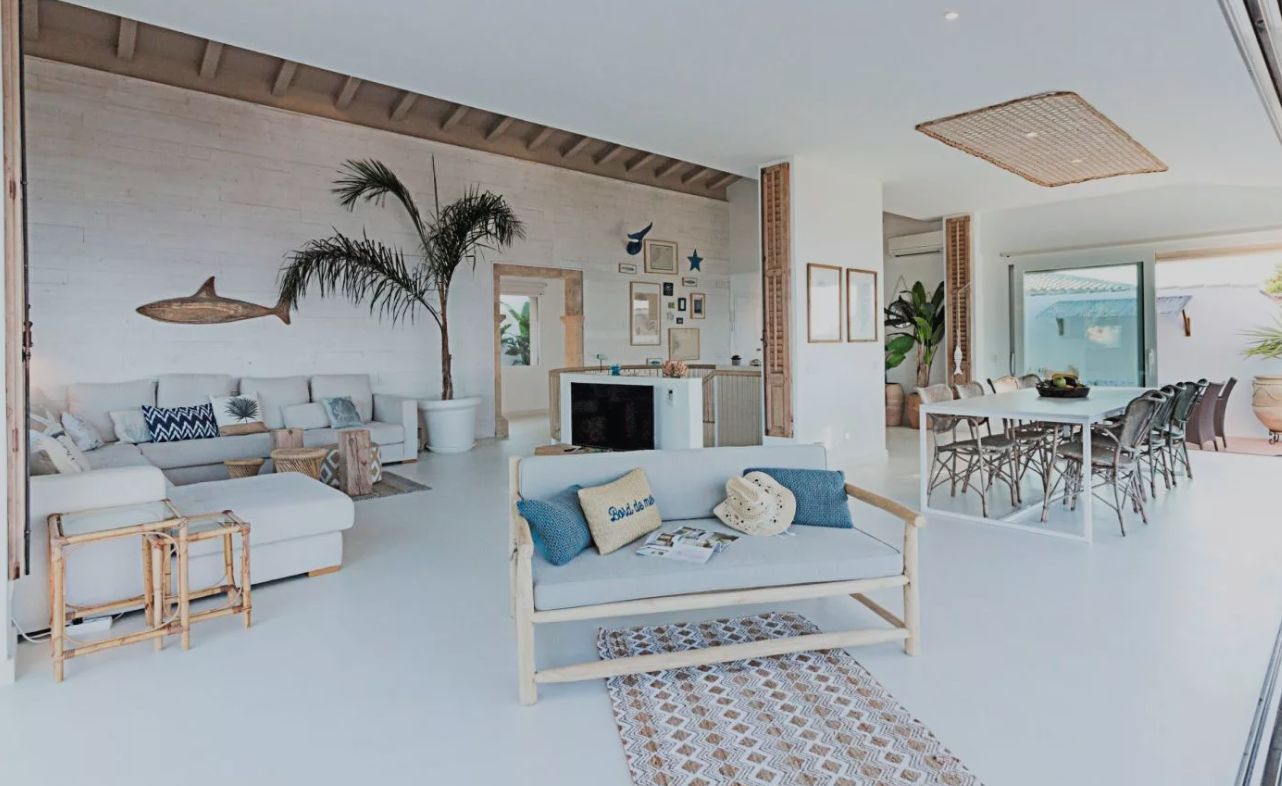 Villa méditerranéenne de luxe avec vue frontale sur la mer et l'île du Portichol à Jávea.