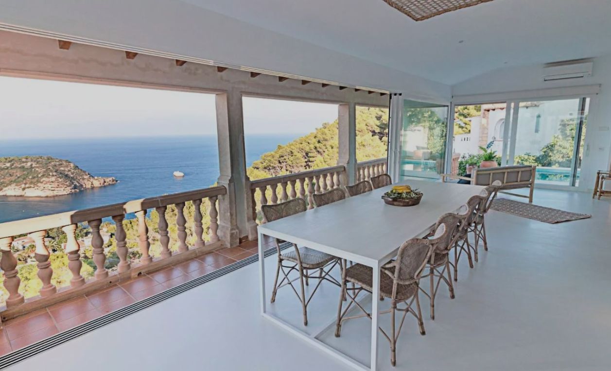 Villa méditerranéenne de luxe avec vue frontale sur la mer et l'île du Portichol à Jávea.