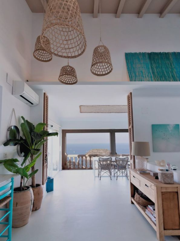 Villa méditerranéenne de luxe avec vue frontale sur la mer et l'île du Portichol à Jávea.