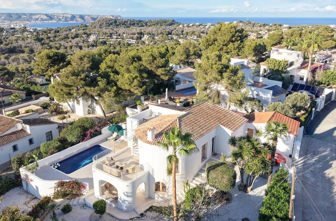 Villa méditerranéenne contemporaine avec vues panoramiques sur la mer, le Montgó et la Cumbre del Sol à Jávea.