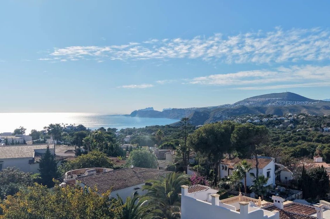 Villa méditerranéenne contemporaine avec vues panoramiques sur la mer, le Montgó et la Cumbre del Sol à Jávea.