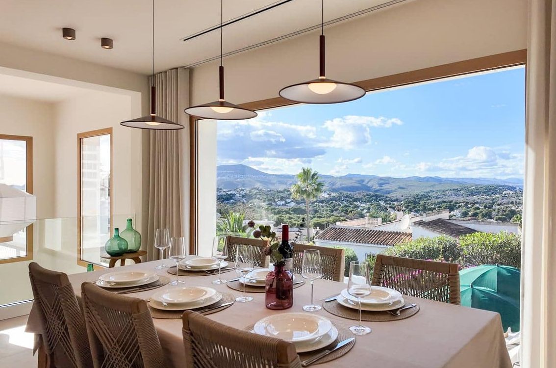 Villa méditerranéenne contemporaine avec vues panoramiques sur la mer, le Montgó et la Cumbre del Sol à Jávea.