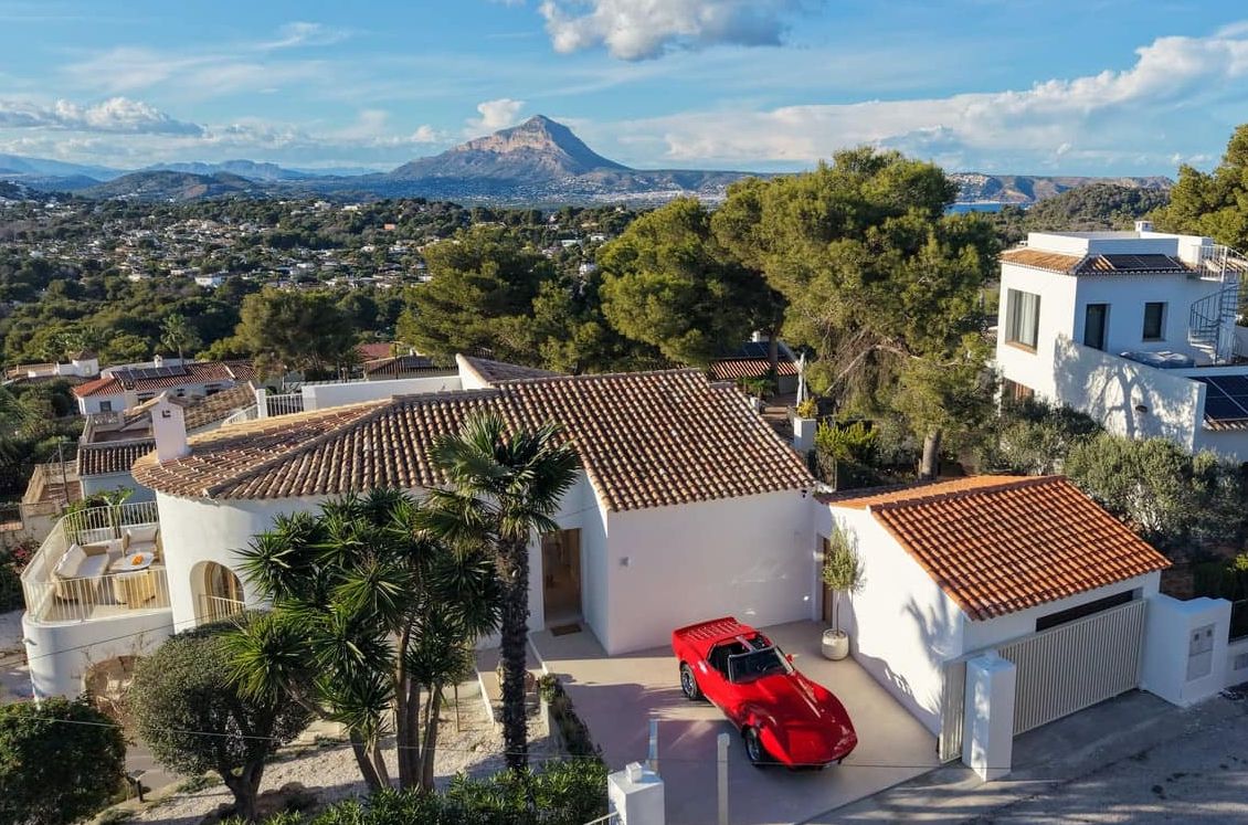 Villa méditerranéenne contemporaine avec vues panoramiques sur la mer, le Montgó et la Cumbre del Sol à Jávea.