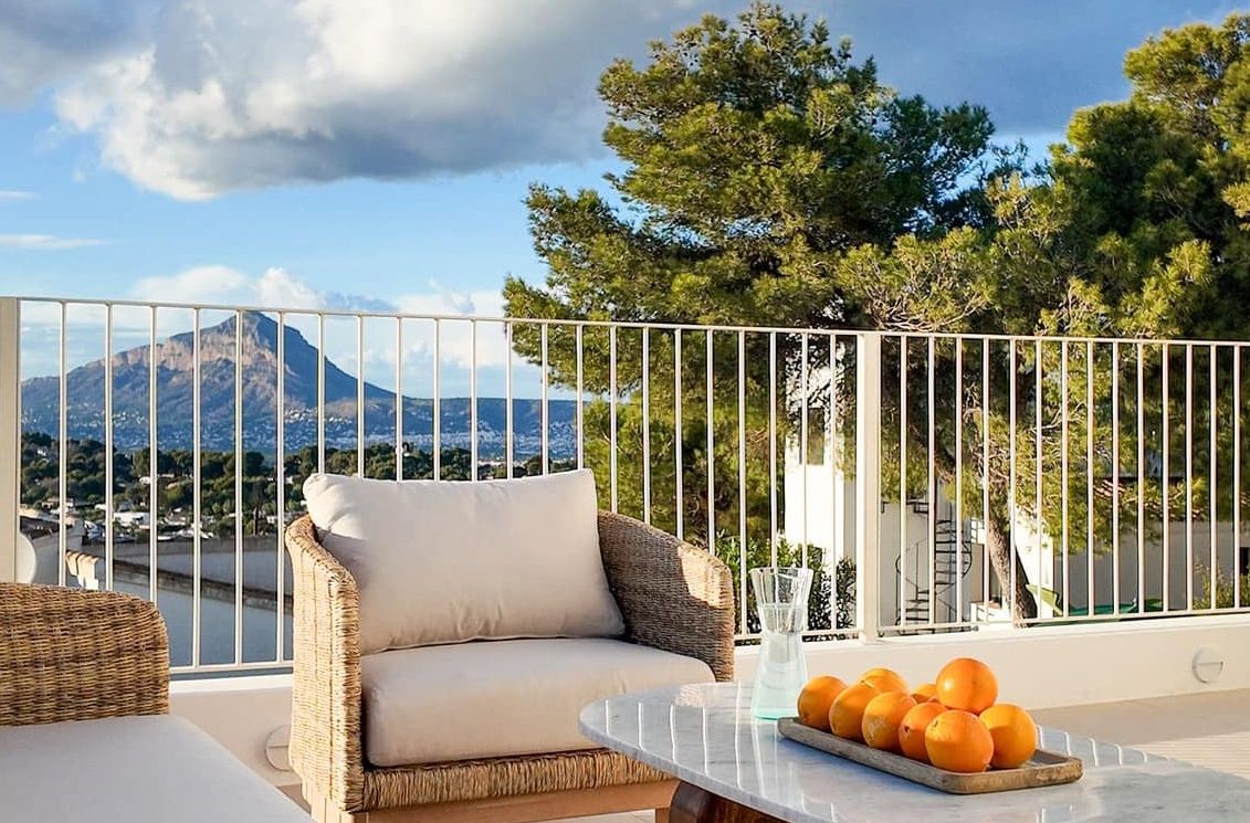 Villa méditerranéenne contemporaine avec vues panoramiques sur la mer, le Montgó et la Cumbre del Sol à Jávea.