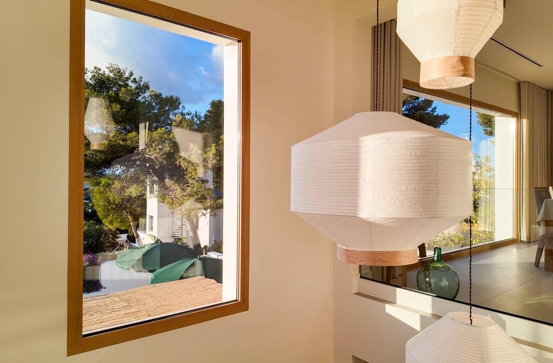 Villa méditerranéenne contemporaine avec vues panoramiques sur la mer, le Montgó et la Cumbre del Sol à Jávea.