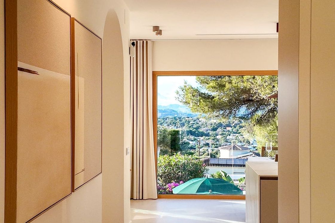 Villa méditerranéenne contemporaine avec vues panoramiques sur la mer, le Montgó et la Cumbre del Sol à Jávea.