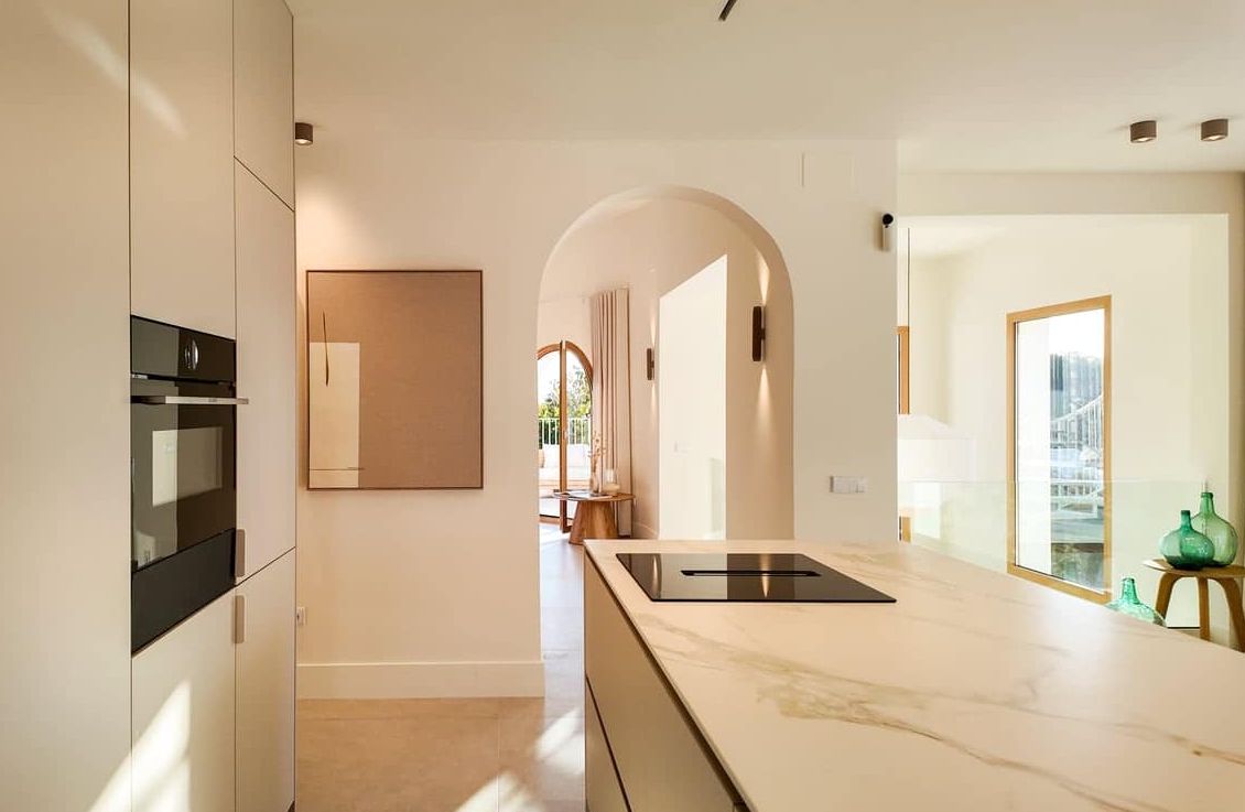 Villa méditerranéenne contemporaine avec vues panoramiques sur la mer, le Montgó et la Cumbre del Sol à Jávea.
