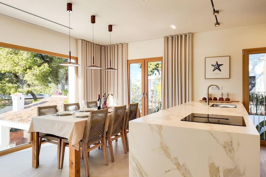 Villa méditerranéenne contemporaine avec vues panoramiques sur la mer, le Montgó et la Cumbre del Sol à Jávea.