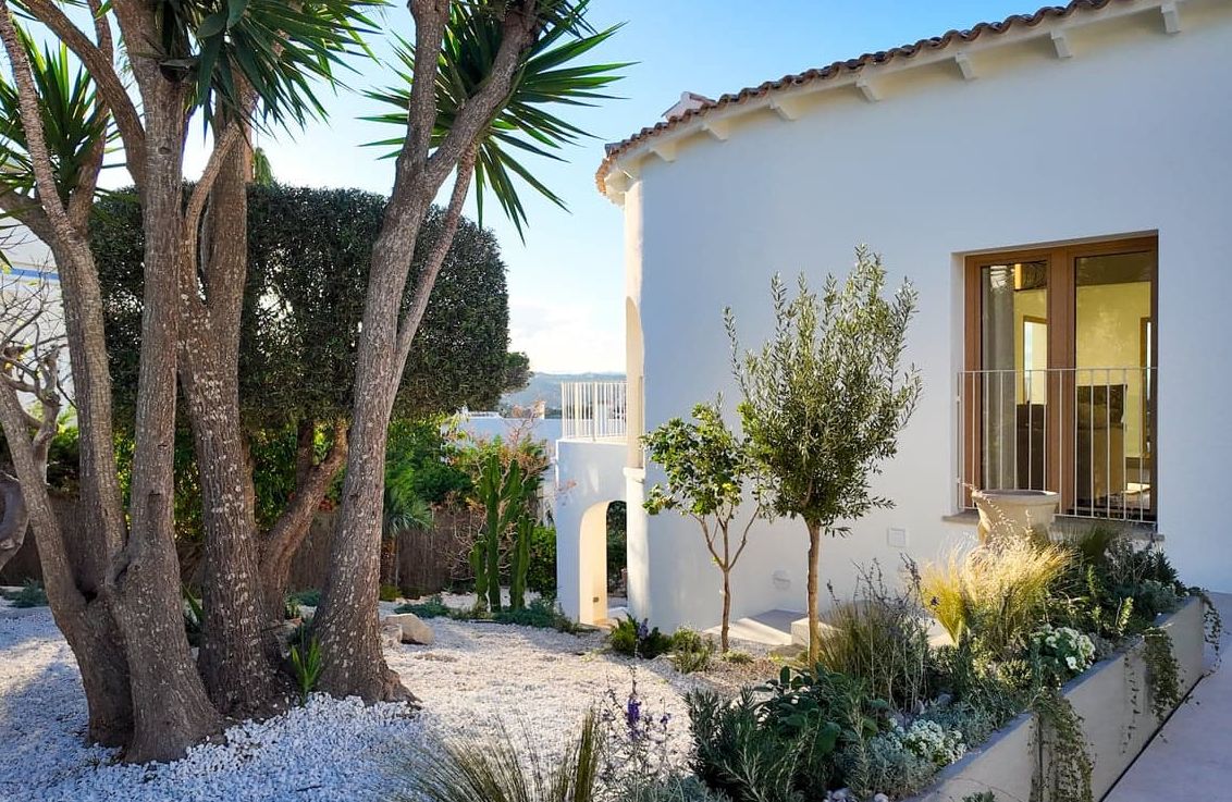Villa méditerranéenne contemporaine avec vues panoramiques sur la mer, le Montgó et la Cumbre del Sol à Jávea.
