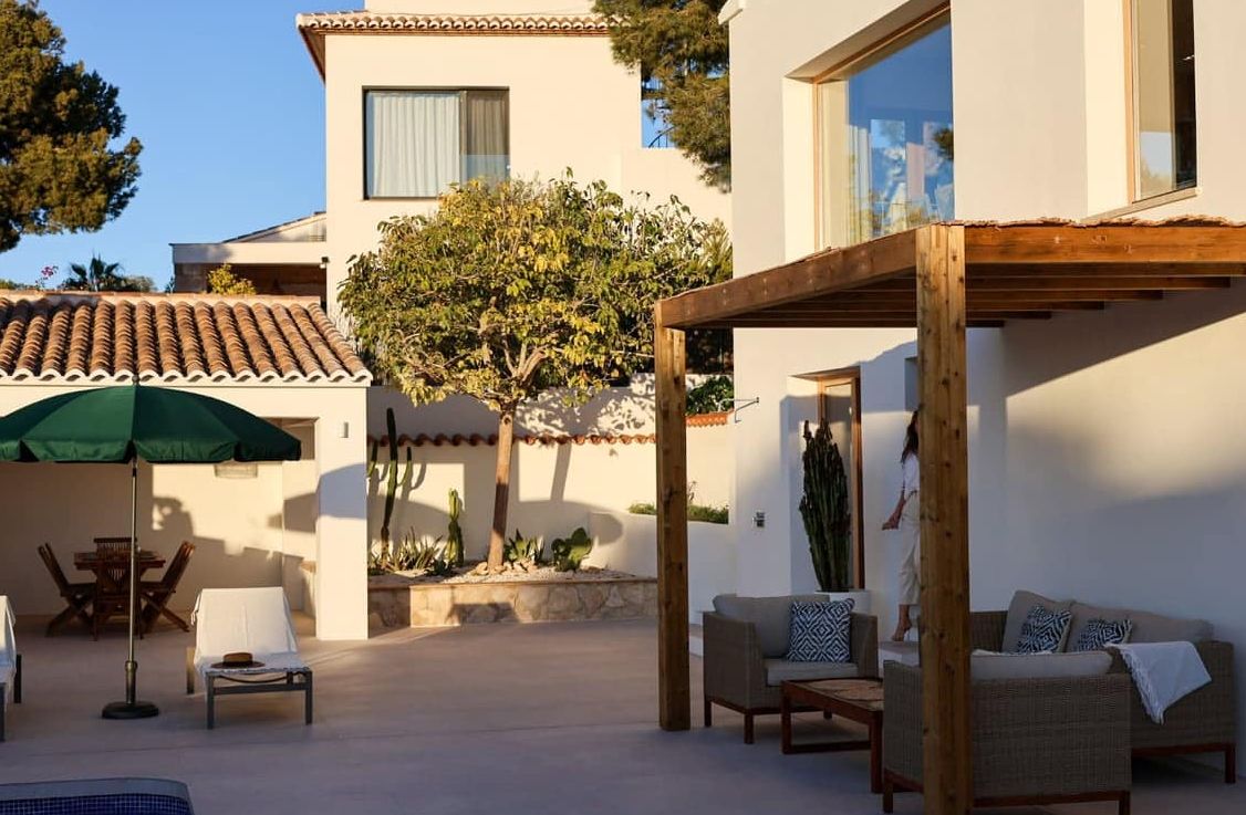 Villa méditerranéenne contemporaine avec vues panoramiques sur la mer, le Montgó et la Cumbre del Sol à Jávea.