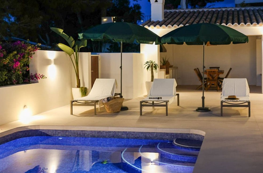 Villa méditerranéenne contemporaine avec vues panoramiques sur la mer, le Montgó et la Cumbre del Sol à Jávea.