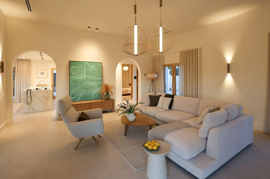 Villa méditerranéenne contemporaine avec vues panoramiques sur la mer, le Montgó et la Cumbre del Sol à Jávea.