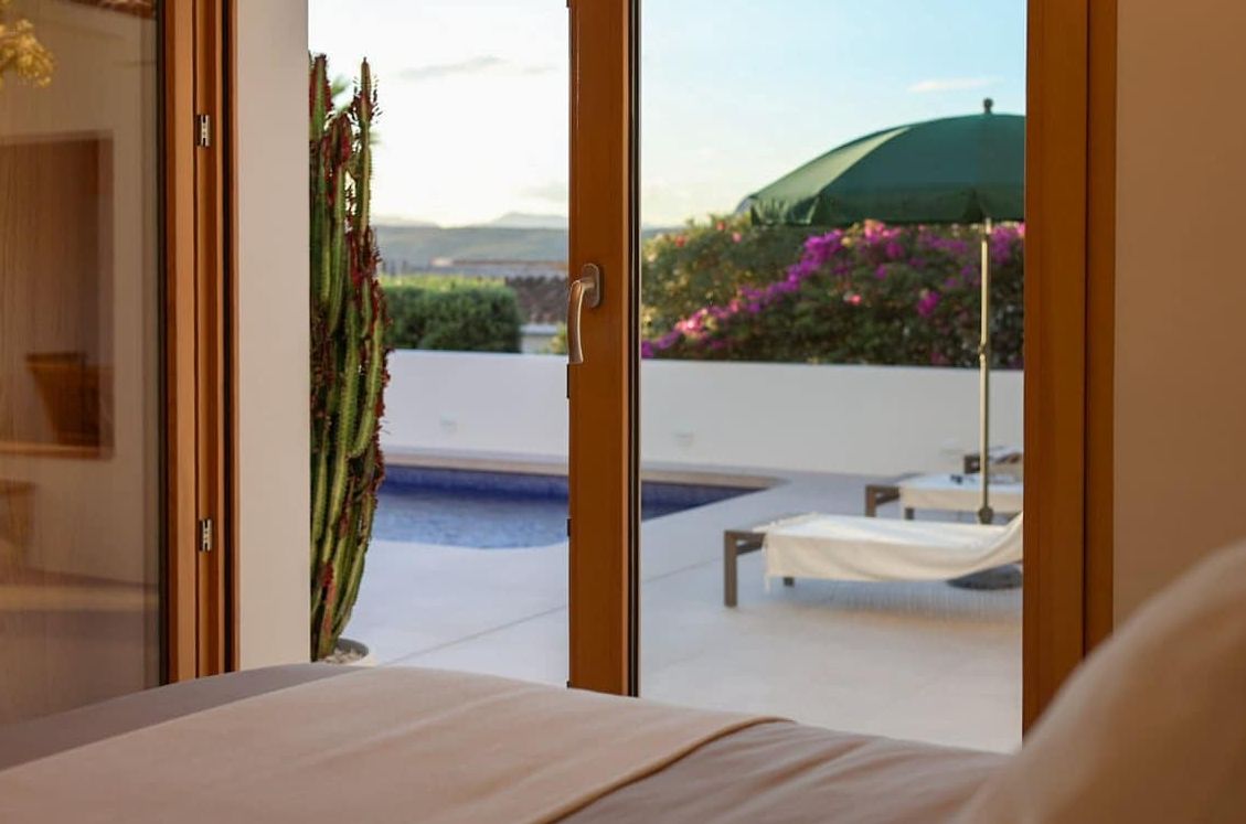 Villa méditerranéenne contemporaine avec vues panoramiques sur la mer, le Montgó et la Cumbre del Sol à Jávea.