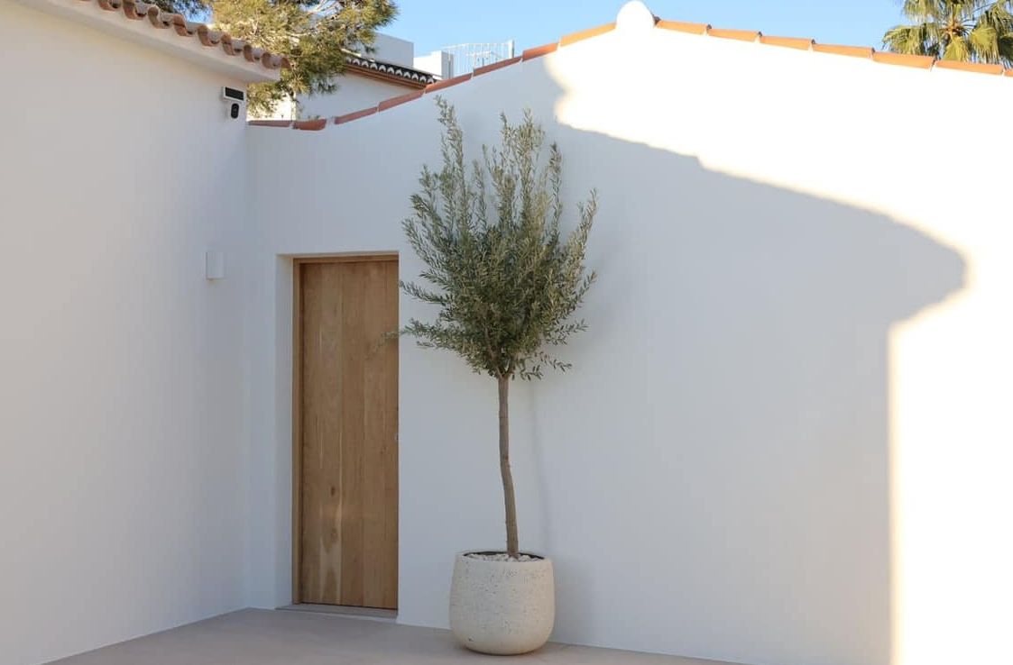 Villa méditerranéenne contemporaine avec vues panoramiques sur la mer, le Montgó et la Cumbre del Sol à Jávea.