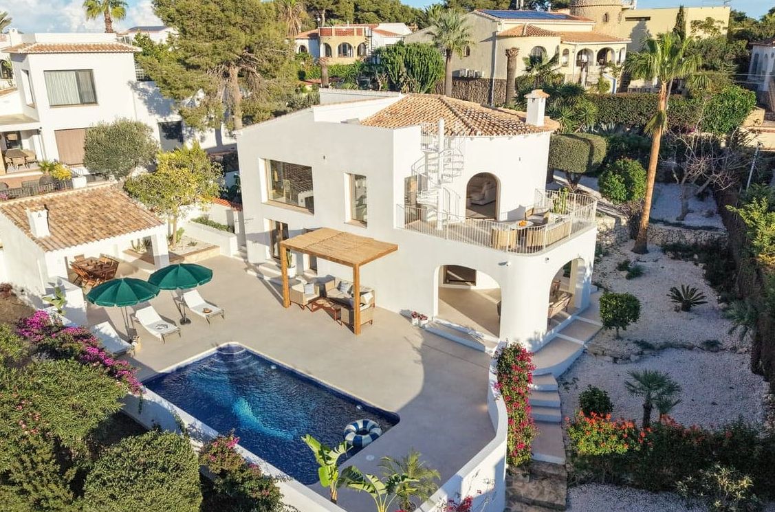 Villa méditerranéenne contemporaine avec vues panoramiques sur la mer, le Montgó et la Cumbre del Sol à Jávea.