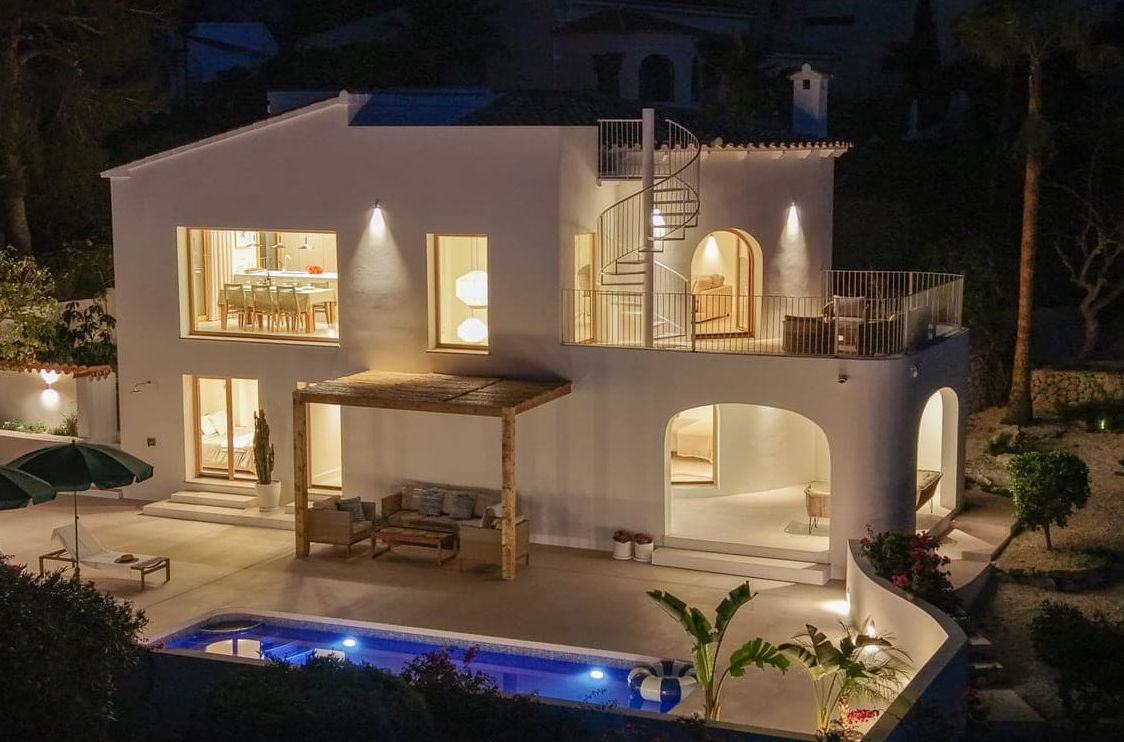 Villa méditerranéenne contemporaine avec vues panoramiques sur la mer, le Montgó et la Cumbre del Sol à Jávea.