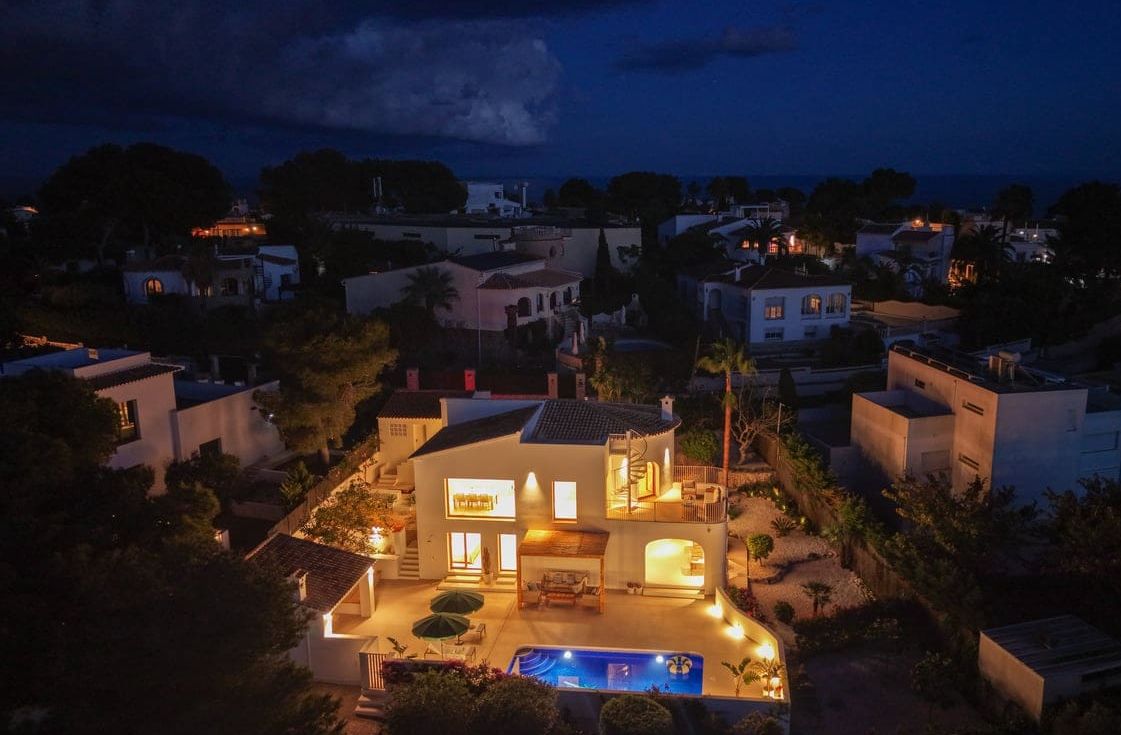 Villa méditerranéenne contemporaine avec vues panoramiques sur la mer, le Montgó et la Cumbre del Sol à Jávea.