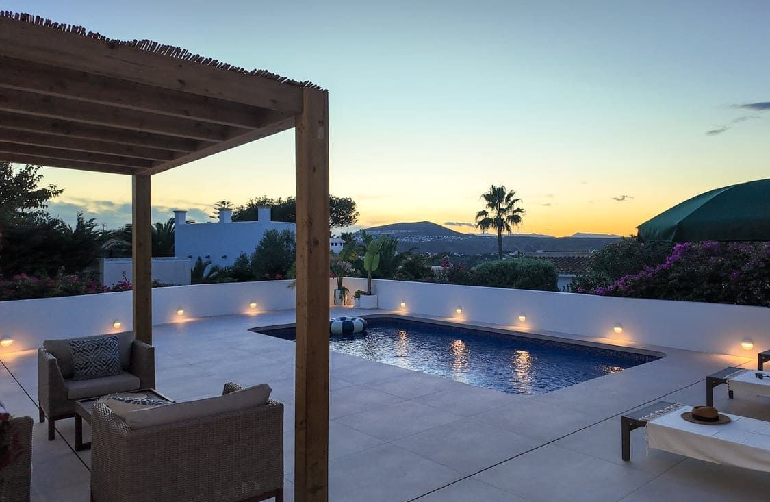 Villa méditerranéenne contemporaine avec vues panoramiques sur la mer, le Montgó et la Cumbre del Sol à Jávea.