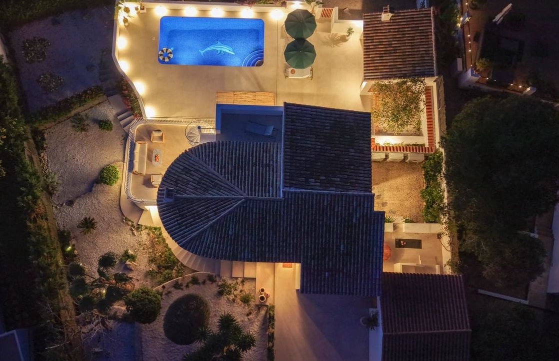 Villa méditerranéenne contemporaine avec vues panoramiques sur la mer, le Montgó et la Cumbre del Sol à Jávea.