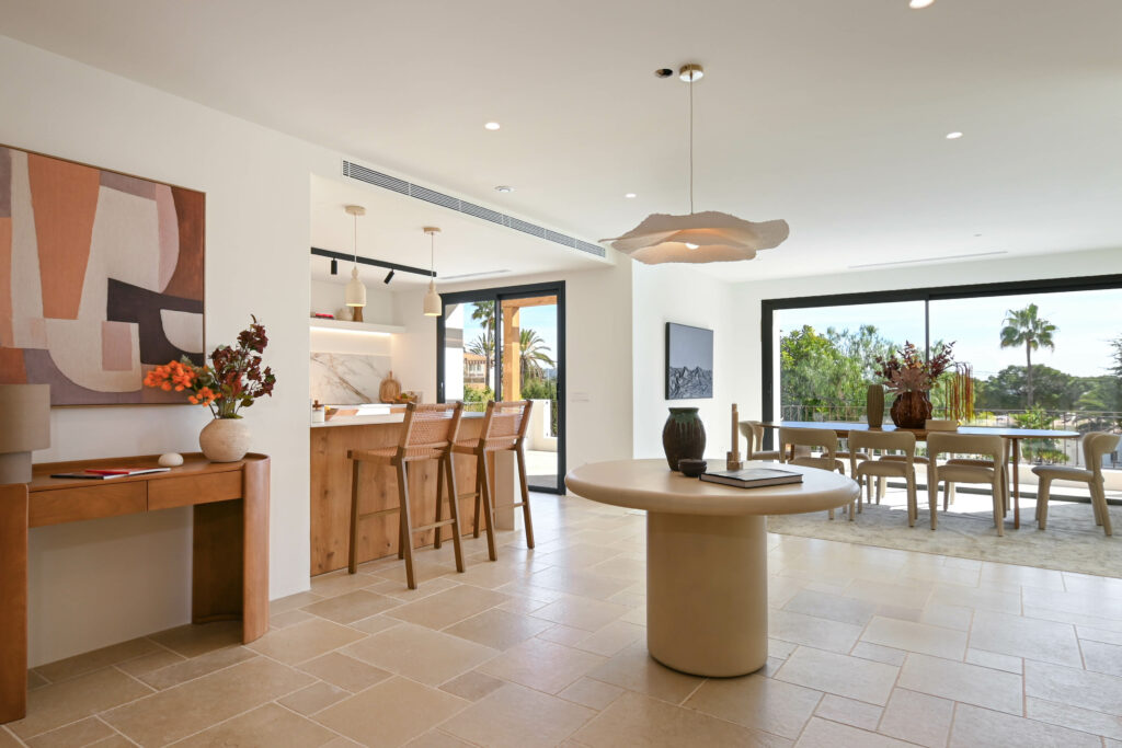 Villa méditerranéenne neuve à Moraira avec piscine privée, garage et vues panoramiques.