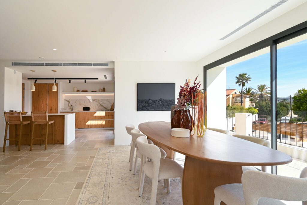 Villa méditerranéenne neuve à Moraira avec piscine privée, garage et vues panoramiques.