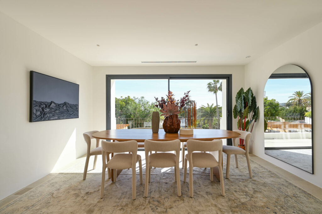 Villa méditerranéenne neuve à Moraira avec piscine privée, garage et vues panoramiques.