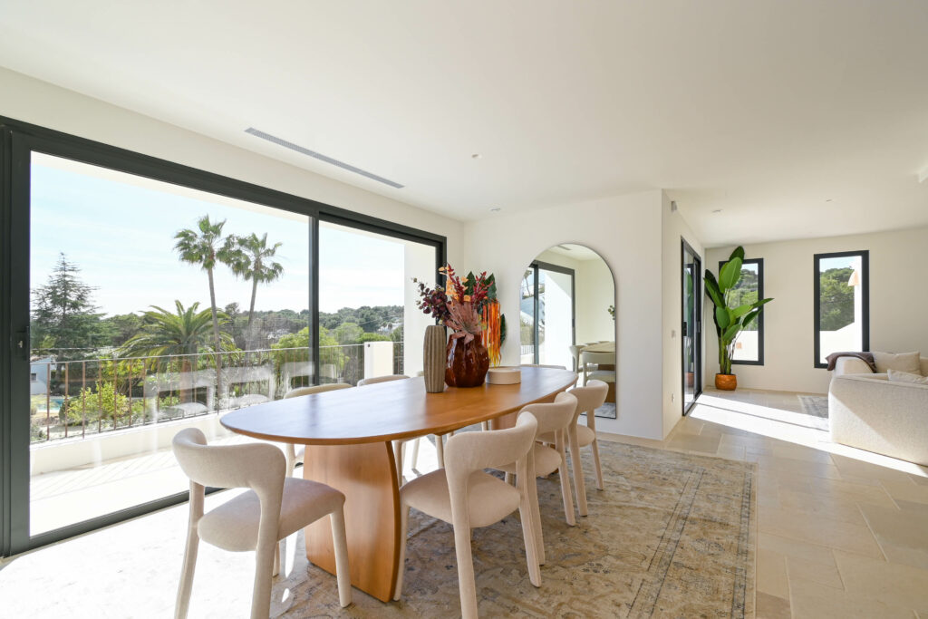 Villa méditerranéenne neuve à Moraira avec piscine privée, garage et vues panoramiques.