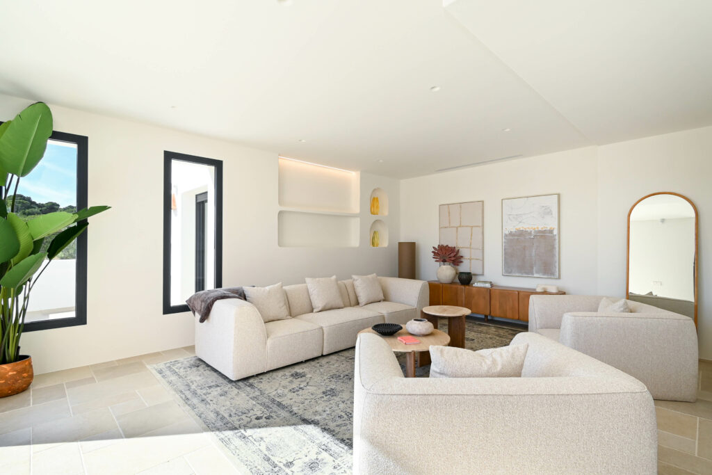 Villa méditerranéenne neuve à Moraira avec piscine privée, garage et vues panoramiques.